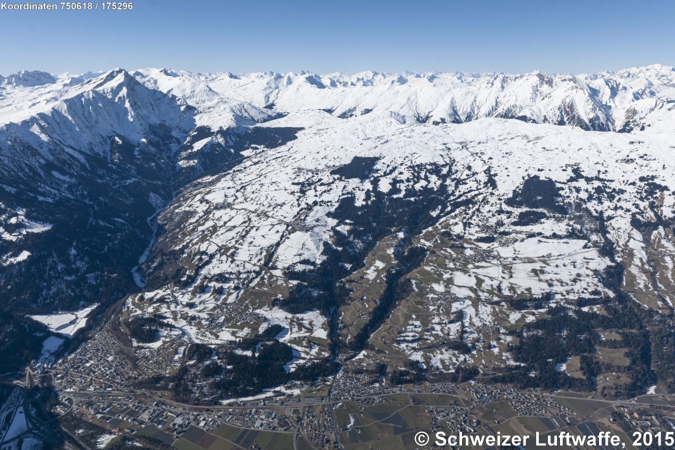 Skigebiet Heinzenberg . Kleinstadt unten links: Thusis; unten Mitte: Summaprada. Blick Richtung W.